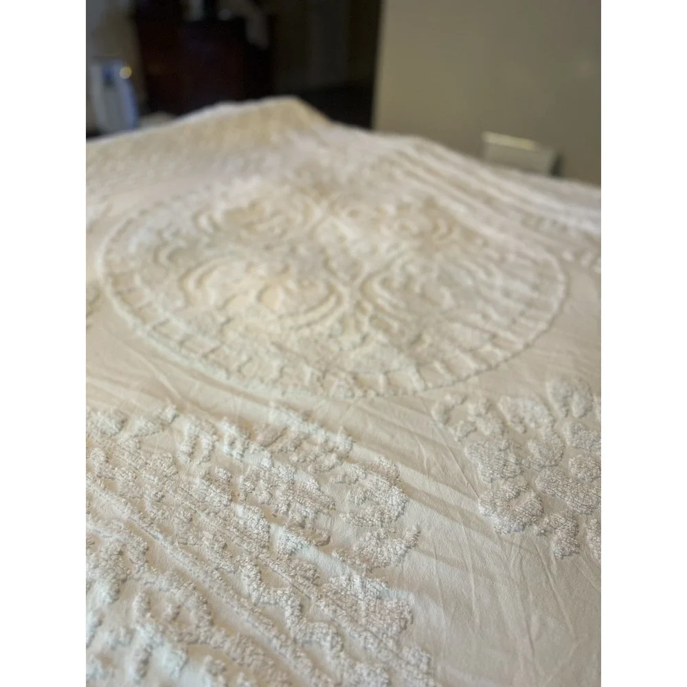 vintage chenille bedspread white 100% cotton with 5' fringe 115 X 93 clean rare
